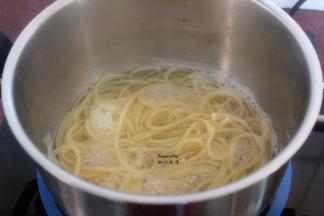 把锅洗净，清水煮沸，放入意面煮熟；