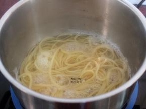 把锅洗净，清水煮沸，放入意面煮熟；