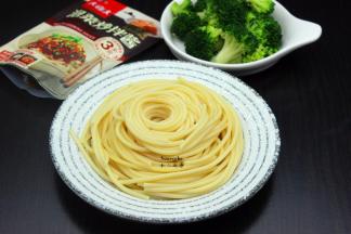 捞出意面，趁热放橄榄油拌均；西兰花、拌均都准备好；PS：放橄榄油能保持意面的Q弹，千万不能过冷水；