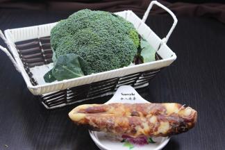 准备食材：西兰花、腊肠