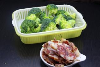 西兰花洗净切好，腊肠切片；