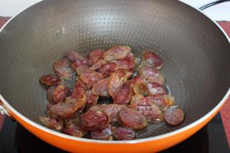 热锅，倒一点橄榄油，放入切好的腊肠，小火煸炒熟；PS：大火容易焦。