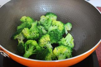 炒过腊肠的油锅改为大火爆炒西兰花；