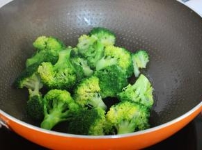 炒过腊肠的油锅改为大火爆炒西兰花；