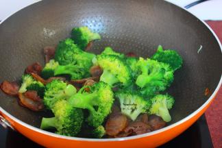 放盐，炒均即可；PS：喜欢吃调料的可以加调料