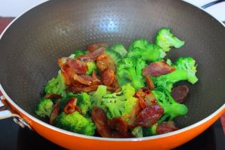 西兰花八成熟时加入炒好的腊肠；