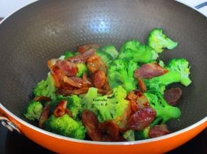 西兰花八成熟时加入炒好的腊肠；