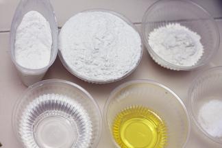 除了裹入用的180g黄油用，其他塔皮材料混合和成面团，包上保鲜膜放入冰箱冷藏松弛20分钟，180g黄油切成丁放入保鲜袋用擀面杖擀成薄片，放入冰箱冷藏备用。