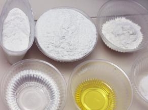 除了裹入用的180g黄油用，其他塔皮材料混合和成面团，包上保鲜膜放入冰箱冷藏松弛20分钟，180g黄油切成丁放入保鲜袋用擀面杖擀成薄片，放入冰箱冷藏备用。