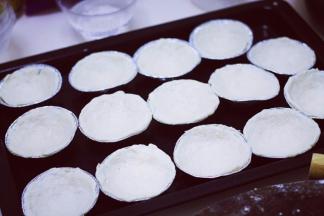 沾面粉的一面朝上装入蛋挞膜，用手把面团捏成蛋挞膜的形状，底部越薄越好，做好后静置20分钟。