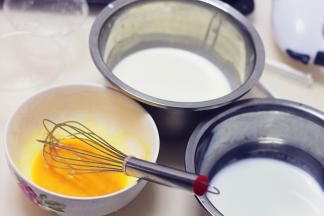 准备好蛋挞液材料：淡奶油180g，细砂糖25g，牛奶80g，鸡蛋黄3个，均匀搅拌即可，根据自己口味还可增加炼乳等。