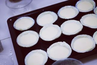 蛋挞液倒入蛋挞皮中，倒8分满即可。