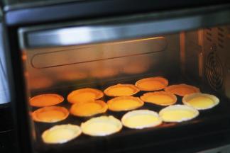 烤箱预热5~10分钟，150°烤30分钟，根据自己的烤箱调整温度。