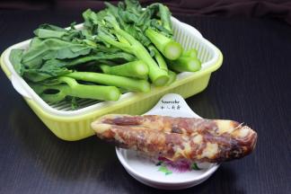 准备食材：芥兰、腊肠；