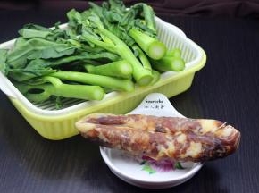 准备食材：芥兰、腊肠；