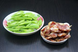 芥兰洗净去叶，滚到切好；腊肠切片；