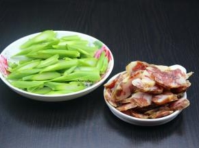 芥兰洗净去叶，滚到切好；腊肠切片；
