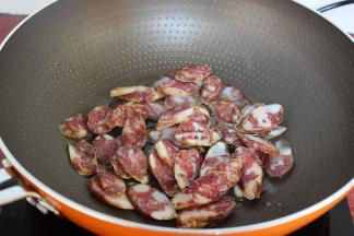 热锅，倒油橄榄油，小火煸香腊肠至熟，起锅；