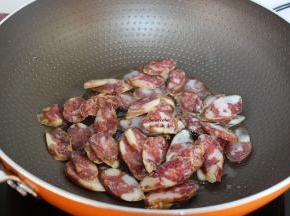 热锅，倒油橄榄油，小火煸香腊肠至熟，起锅；