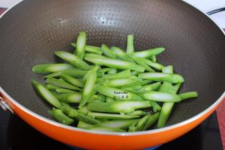 炒过腊肠的油锅，芥兰倒入锅中，爆炒片刻；