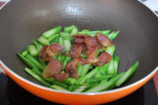 加入腊肠一起翻炒；