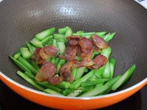 加入腊肠一起翻炒；
