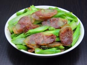 家常菜，芥兰炒腊肠出锅了