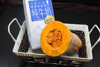 准备食材：南瓜、牛奶、巧克力酱、棉花糖等；