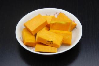 南瓜去皮、去籽、去囊洗净、切块；