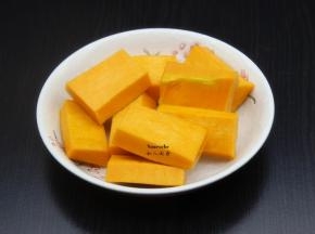 南瓜去皮、去籽、去囊洗净、切块；