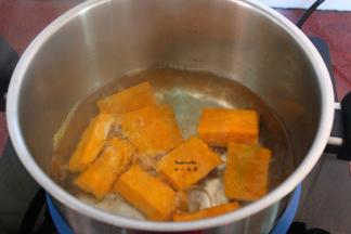 清水煮沸放入南瓜煮熟；PS：也可以用蒸的方法，但是时间比较久