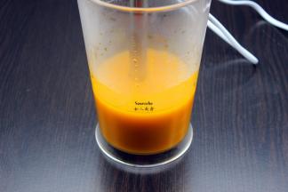 煮熟的南瓜放入料理机打成顺的南瓜汁；