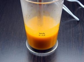 煮熟的南瓜放入料理机打成顺的南瓜汁；