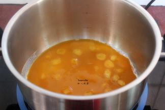 把南瓜汁倒入锅中，小火煮沸；