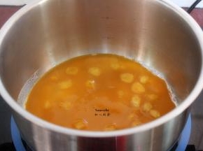 把南瓜汁倒入锅中，小火煮沸；