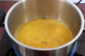 加入巧克力酱、牛奶小火煮沸，边煮边拌均，防止煮糊；