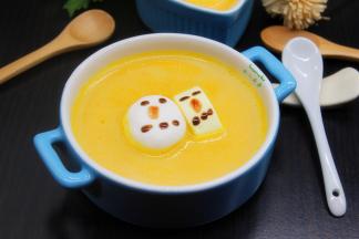 在棉花糖上画上自己喜欢的图案，放在南瓜牛奶羹上面即可。