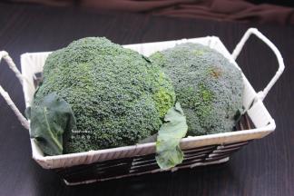 准备新鲜西兰花、去根部；