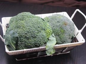 准备新鲜西兰花、去根部；