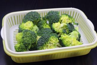 西兰花洗净切好，滤干水；