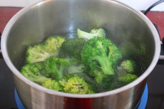 把西兰花汆烫至熟；