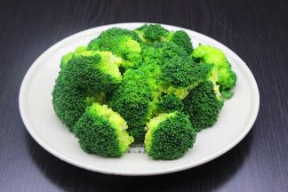 迅速夹出西兰花，滤干水，摆盘；