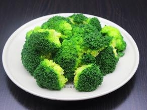 迅速夹出西兰花，滤干水，摆盘；