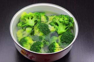 汆汤好的西兰花捞出，过冰水的盆子；PS：保持西兰花的颜色，还脆爽