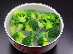 汆汤好的西兰花捞出，过冰水的盆子；PS：保持西兰花的颜色，还脆爽