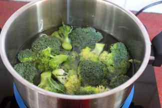 清水煮沸，放入西兰花汆汤