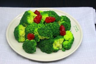 放沙拉酱、圣女果干拌均即可；PS：如果圣女果干太大，可以切小些。