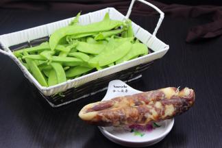 准备食材：荷兰豆、腊肠；