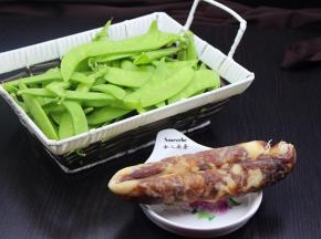 准备食材：荷兰豆、腊肠；