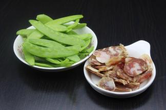 荷兰豆去豆荚、洗净；腊肠切片；